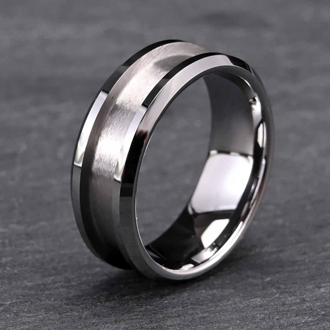 Anel de aço Titan da Rose & Oliver, com design moderno e acabamento polido, ideal para uso diário e estilo sofisticado.