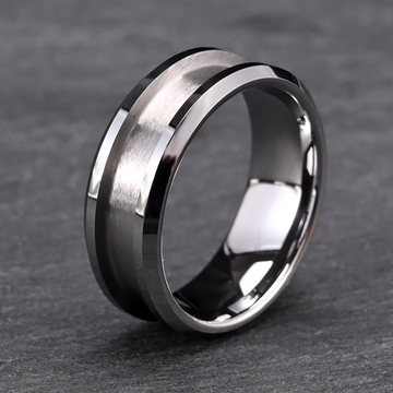 Anillo de acero titanio de Rose & Oliver, con diseño moderno y acabado pulido, ideal para uso diario y estilo sofisticado.