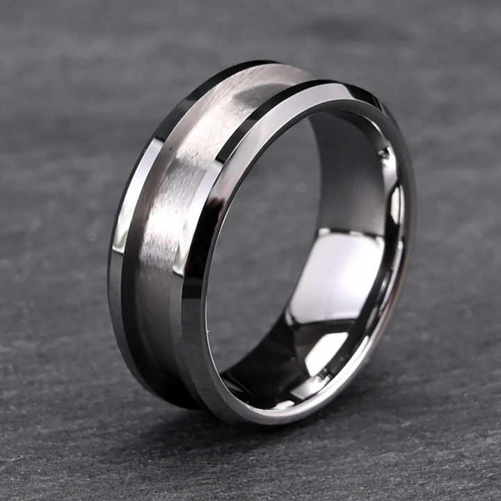 Anillo de acero titanio de Rose & Oliver, con diseño moderno y acabado pulido, ideal para uso diario y estilo sofisticado.