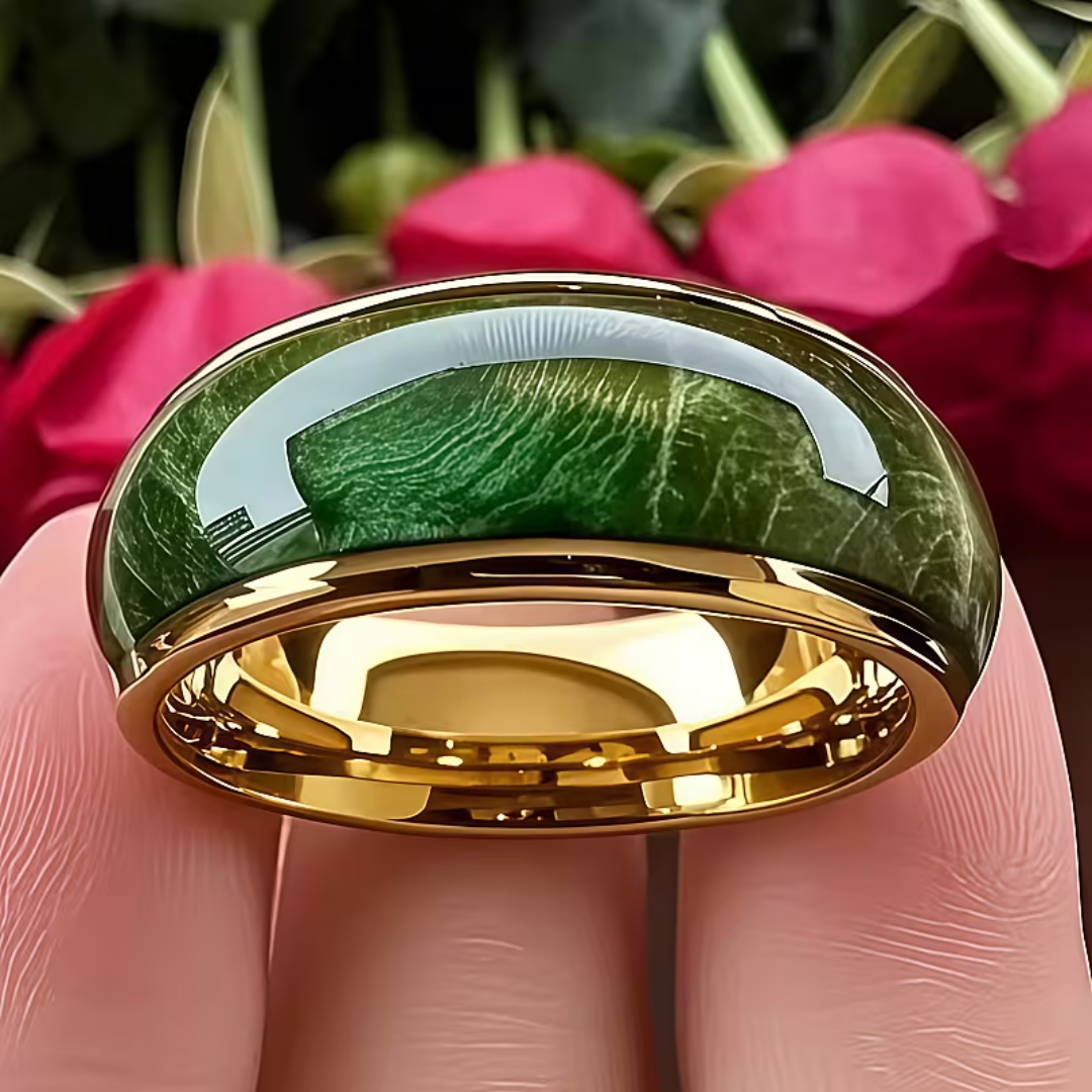Smaragd-Kronenring von Rose & Oliver mit zartem Design und zentralem Smaragdstein, aus glänzendem Silber.