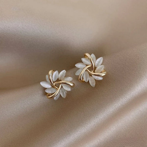 Brincos de argola com pedra opala elegante da Rose & Oliver, design circular e delicado, para pets ou uso casual.