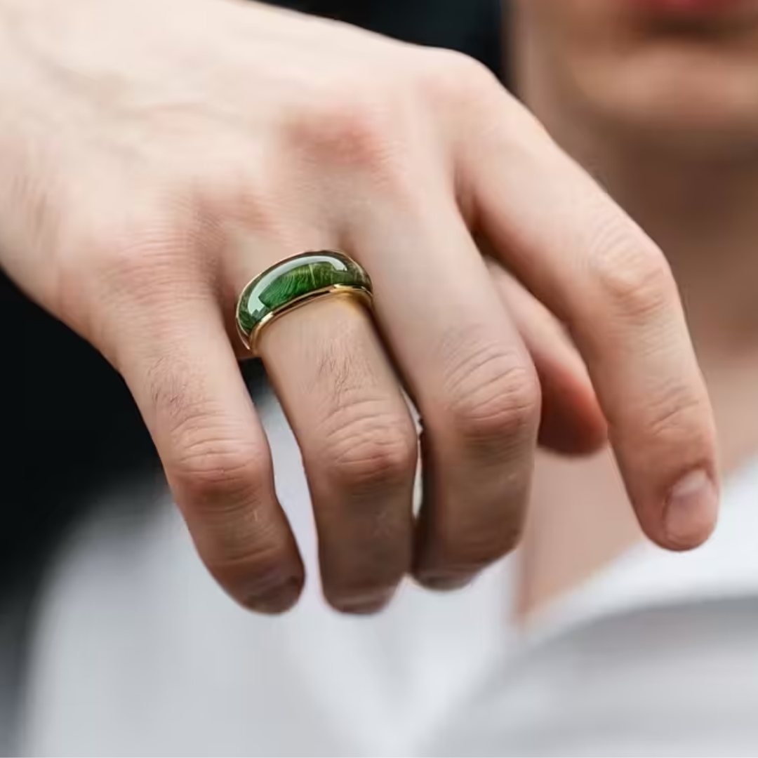 Smaragd-Kronen-Ring von Rose & Oliver mit elegantem Design, Fokus auf den zentralen Smaragdstein in Gold.