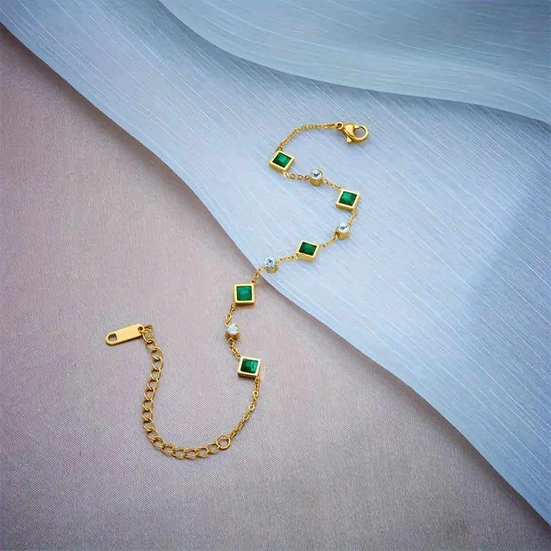 Armband Amelisse Glenwyn von Rose & Oliver aus Gold, mit zartem Design und eleganten Details, die auf dem Bild sichtbar sind.