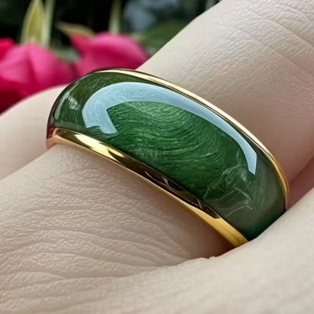 Rose & Oliver Smaragd-Kronenring mit grünem Steindetail und elegantem Design aus Silber.
