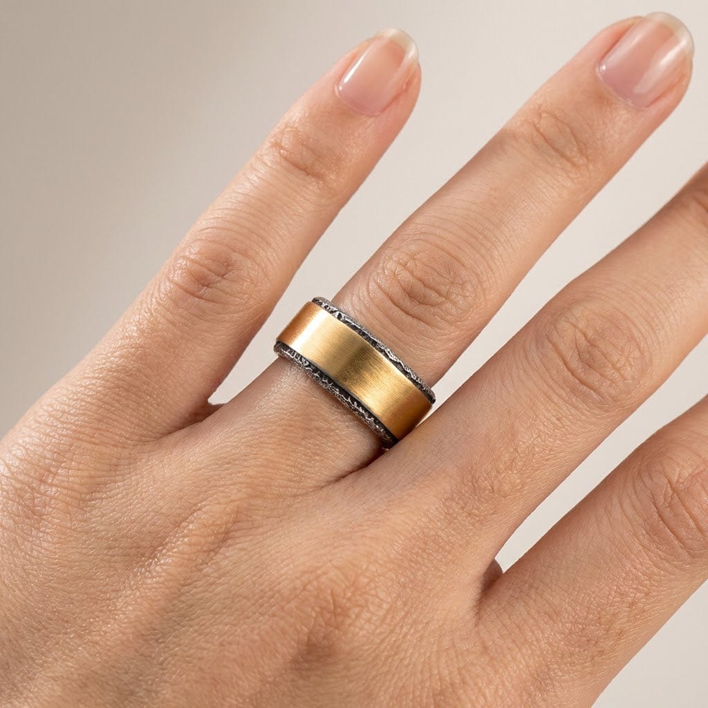 Anillo rústico artesanal de dos tonos ajustable de Rose & Oliver con acabado en metal envejecido y detalles texturizados.
