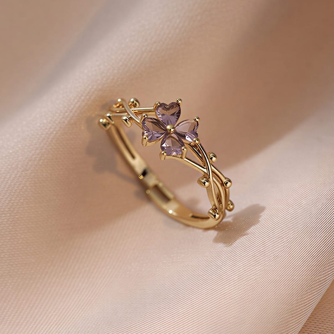 Verstellbarer Amethyst-Blumenring von Rose & Oliver, mit lila Amethyst-Stein und zarten Silberschmuckdetails.