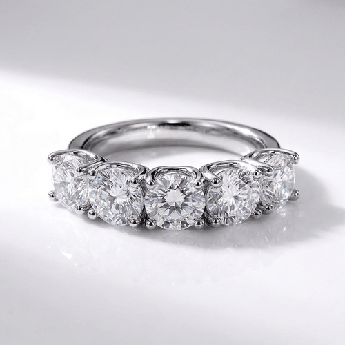 Silberner Ring Rose & Oliver mit fünf glänzenden runden Diamanten und eleganten Details am Stück.