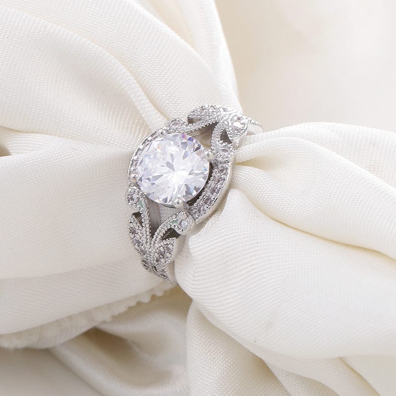 Vintage silberner Ring mit Zirkonia und geflochtenem Design von der Marke Rose & Oliver, im Nahaufnahme-Bild dargestellt.