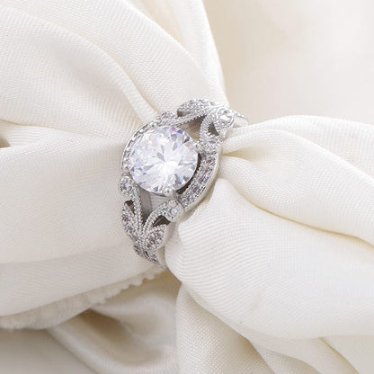 Vintage silberner Ring mit Zirkonia und geflochtenem Design von der Marke Rose & Oliver, im Nahaufnahme-Bild dargestellt.