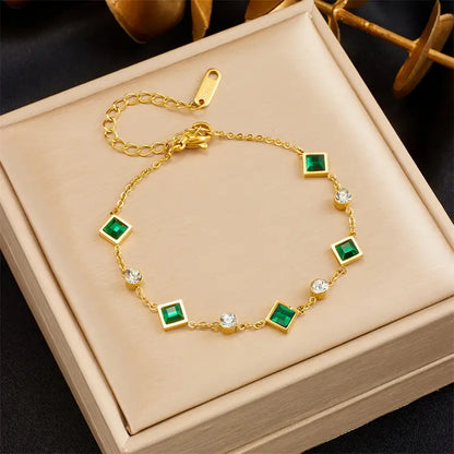 Amelisse Glenwyn Armband von Rose & Oliver in Gold, mit zartem Design und eleganter Verarbeitung, sichtbar im Bild.