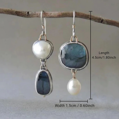 Vintage-Ohrringe mit blauem Stein und Perlen, elegante Accessoires der Marke Rose & Oliver in detaillierter Darstellung.