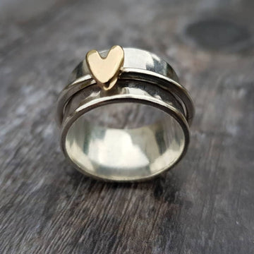 Anillo de plata con corazón dorado de la marca Rose & Oliver, diseño delicado y elegante, perfecto para accesorios femeninos.