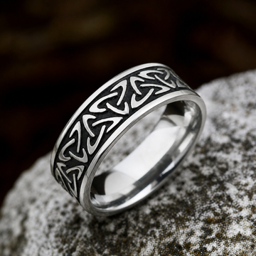 Anillo Celtic Harmony de Rose & Oliver, elaborado en plata, con diseño intrincado de símbolos celtas y acabamento brillante.