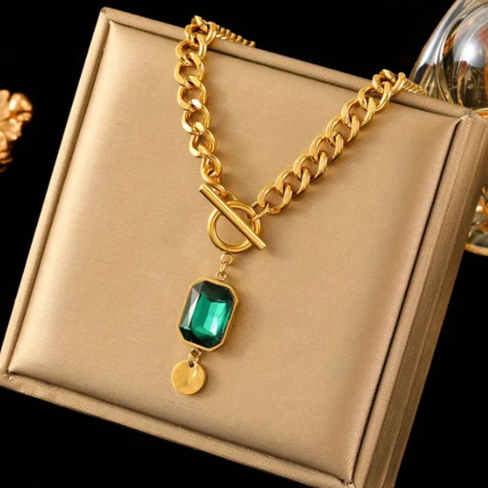 Collar con colgante de esmeralda de Rose & Oliver, joya destacada con piedra verde brillante y cadena delicada.