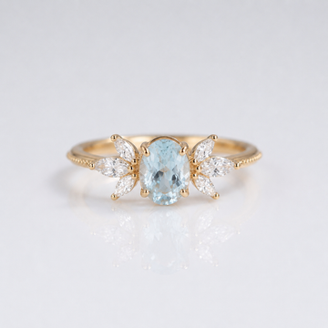 Goldring mit Aquamarin-Marquise-Stein von der Marke Rose & Oliver, mit eleganten Details und raffiniertem Glanz.