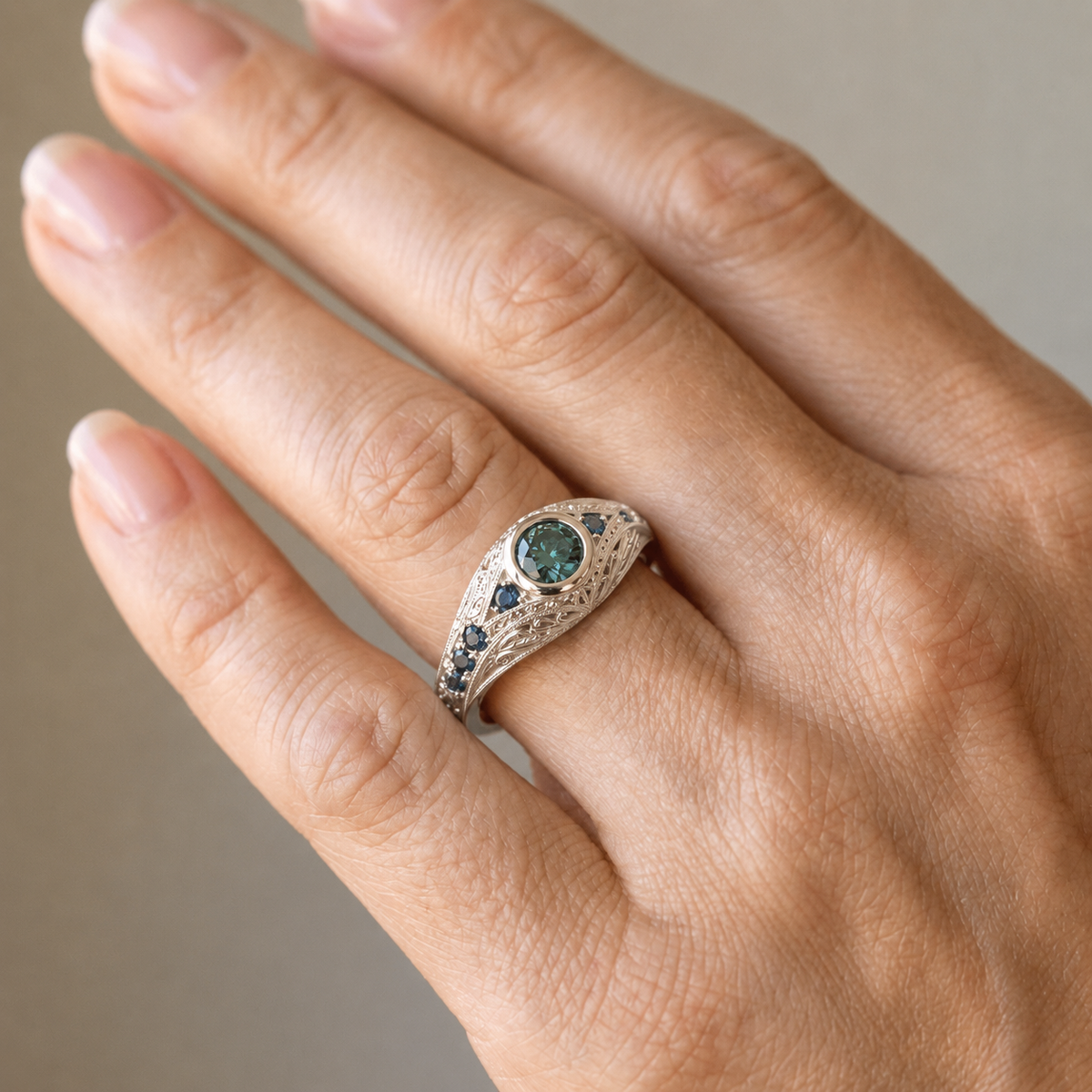 Vintage-Ring von Rose & Oliver mit Opal, Saphir und goldenen Details, das elegante und raffinierte Design aus gealtertem Silber hervorhebend.