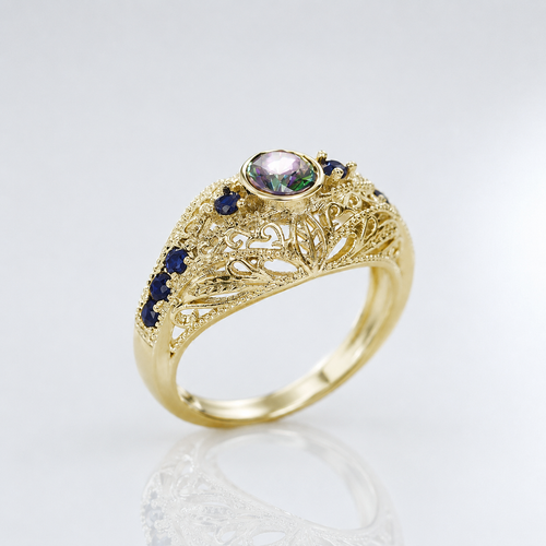 Vintage-Ring Rose & Oliver mit Gold, blauem Opal und Saphir, elegante Details und edler Verarbeitung.