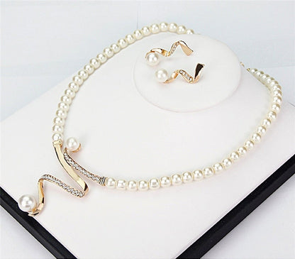 Conjunto de brincos e colar de pérolas naturais da Rose & Oliver, peças elegantes com pérolas brancas e acabamento refinado.
