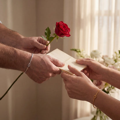 Pulseira Forever Knot da Rose & Oliver com detalhe de letra, acessório simbólico para casais, amigos ou familiares.