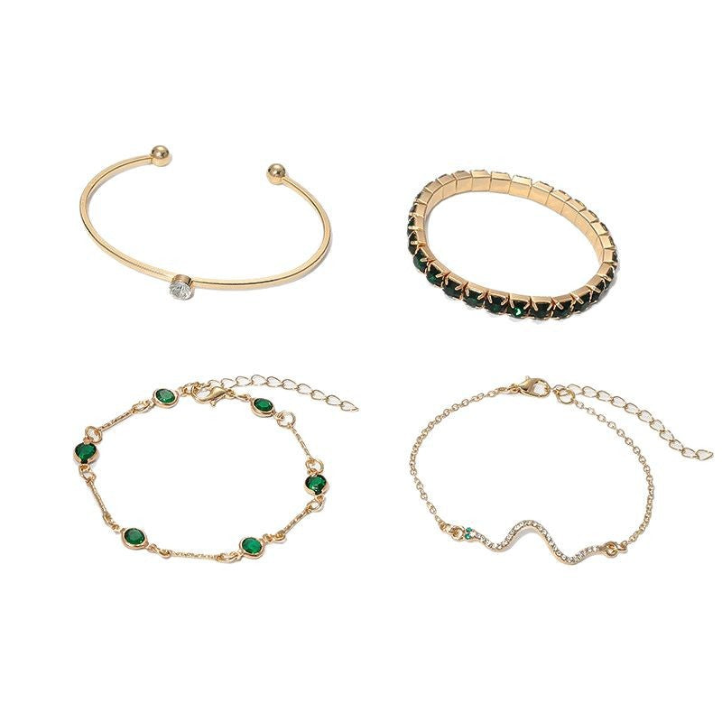Set goldener Armbänder Sorina™ von Rose & Oliver: elegante Armbänder mit glänzenden Details für einen raffinierten Look.
