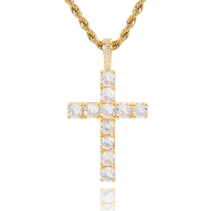 Faith™ Halskette mit goldenem Moissanit-Kreuz von Rose & Oliver, zarte Details an der Kette und dem glänzenden Kreuz.