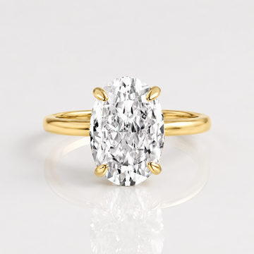 Anillo de oro con diamante oval solitario de Rose & Oliver, destacando el diseño elegante y la piedra central brillante.