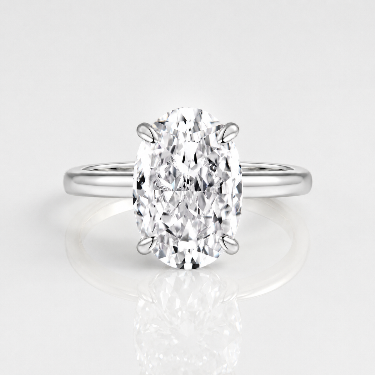 Anillo de diamante ovalado en oro, solitario de la marca Rose & Oliver, con piedra central brillante y acabado elegante.