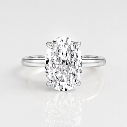 Anillo de diamante ovalado en oro, solitario de la marca Rose & Oliver, con piedra central brillante y acabado elegante.