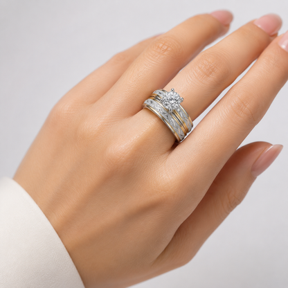 Ring aus Silber mit goldener Einfassung und Diamantdetails von der Marke Rose & Oliver, seitlich dargestellt mit Fokus auf Textur und Glanz.