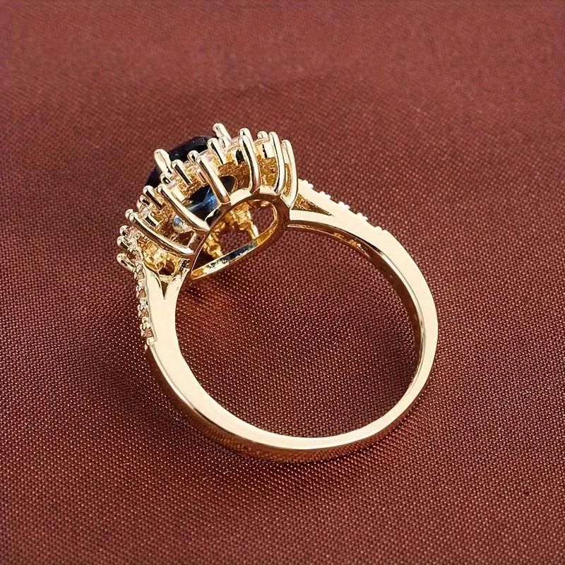 Anel Vionne Saphirae Rose & Oliver em ouro, com detalhes elegantes e acabamento brilhante, repousando sobre fundo neutro.