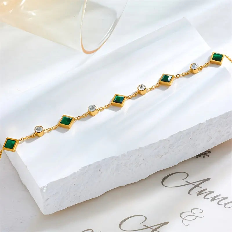 Armband Amelisse Glenwyn von Rose & Oliver in Gold, elegantes Detail eines Damen-Schmuckaccessoires.