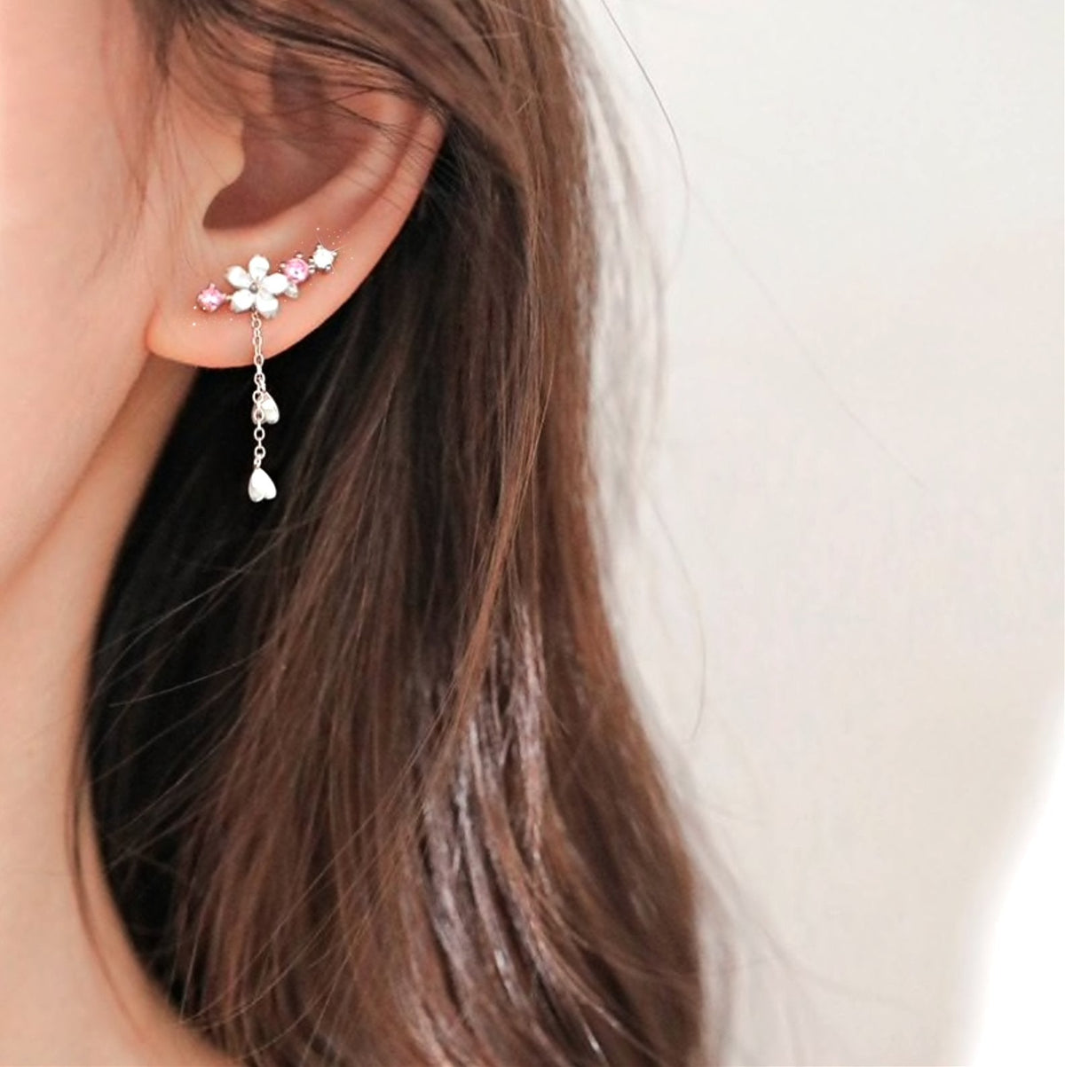 Aretes de flor de cerejeira Rose & Oliver con cristales delicados y detalles de flor de cerejeira, accesorios elegantes y femeninos