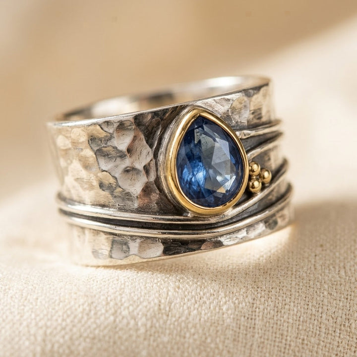 Anel Rose & Oliver com acabamento em prata e ouro, detalhe de bezel e acabamento elegante, perfeito para uso diário.