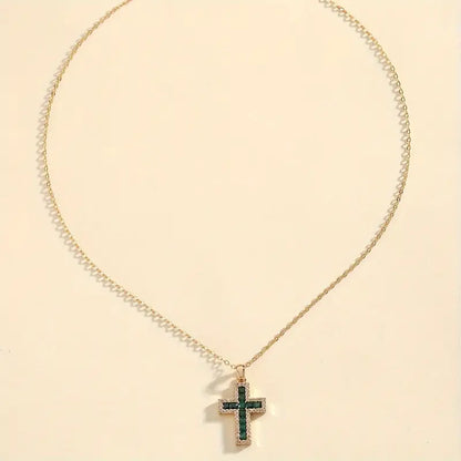 Collar con colgante de cruz en esmeralda dorado de Rose & Oliver, joya elegante para uso diario.