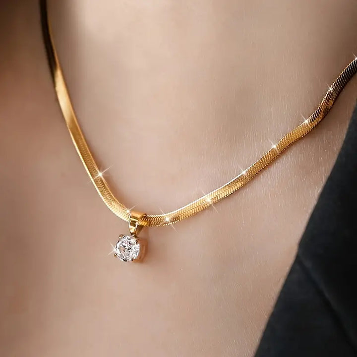 Elegante Halskette mit goldener Strassanhänger von Rose & Oliver, ein anspruchsvolles Halsketten-Schmuckstück mit glänzenden Details.