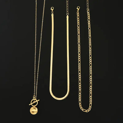 Colar em camadas com textura dourada Savira, da Rose & Oliver, detalhe de moedas e acabamento elegante.