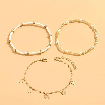 Set aus 3 goldenen Knöchelarmreifen von Rose & Oliver, mit Lagen-Details, perfekt für ein elegantes und zartes Outfit.