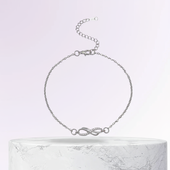 Pulsera de tobillo delicada Rose & Oliver Dana con dije de infinito en plata, detalles finos y elegantes para el tobillo.