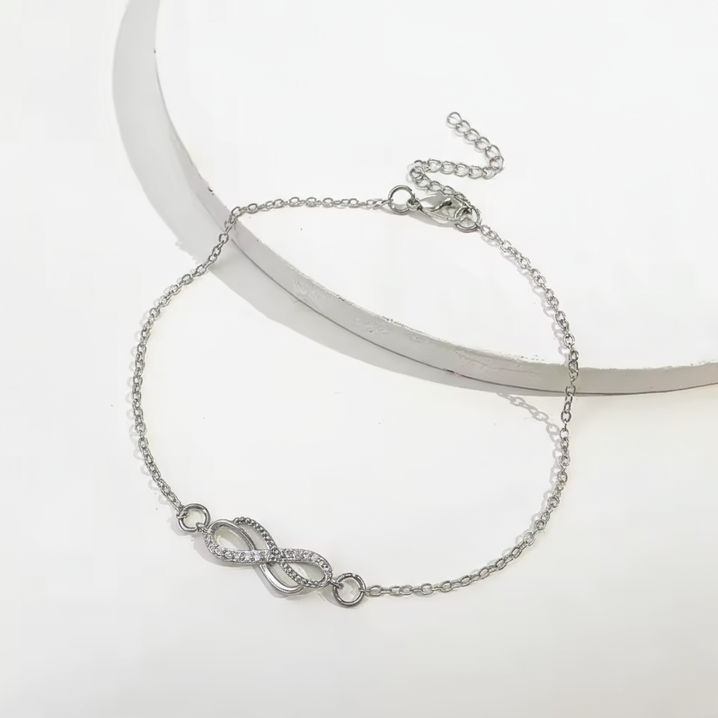 Tobillera delicada de prata Rose & Oliver com pingente infinito, ajustável e elegante, ideal para usar no tornozelo.