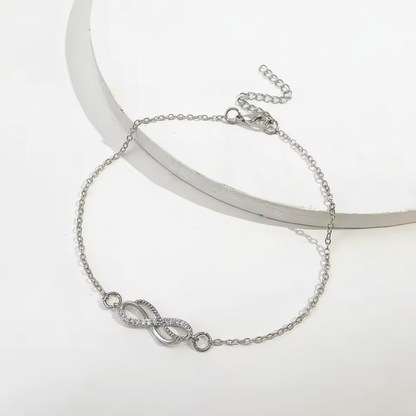 Tobillera delicada de prata Rose & Oliver com pingente infinito, ajustável e elegante, ideal para usar no tornozelo.