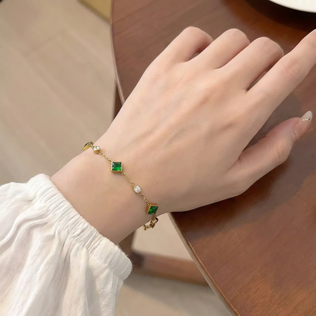 Armband Amelisse Glenwyn von Rose & Oliver in Gold, Nahaufnahme an einer Hand einer Frau mit elegantem Finish.