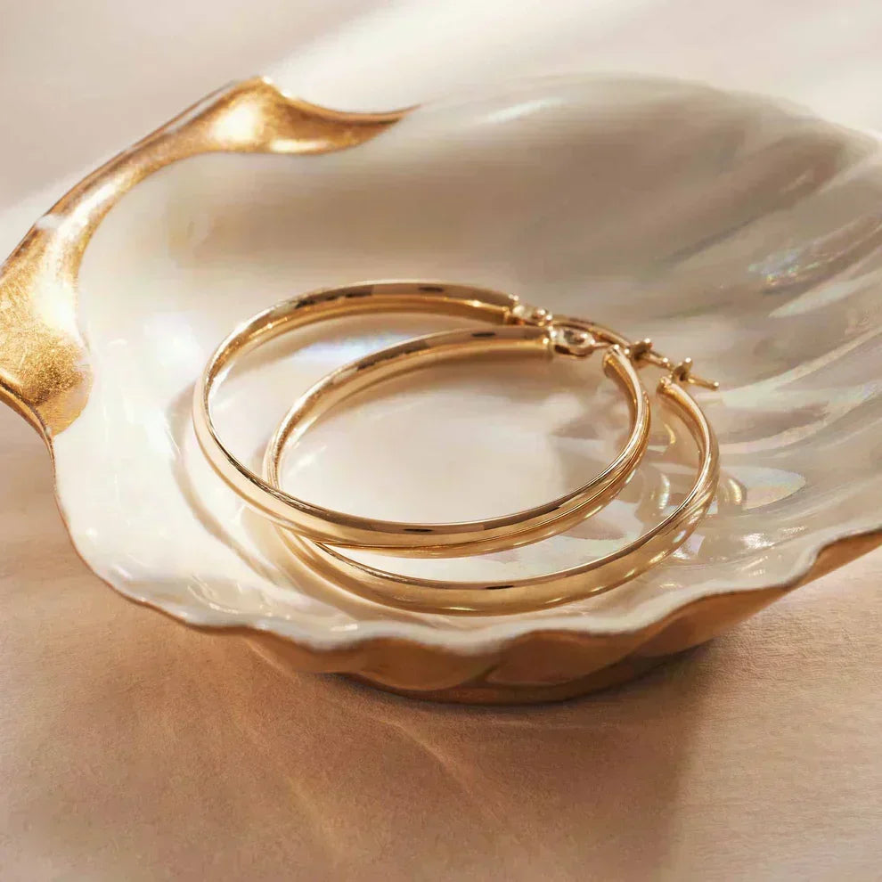 Brincos dourados Serane™ de Rose & Oliver, estilo elegante con acabado brillante, detalles refinados en oro.