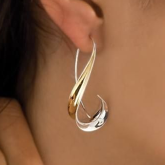 Pendientes vintage dorados Elodie™ de Rose & Oliver, con acabado elegante y diseño clásico, mostrados en la imagen.