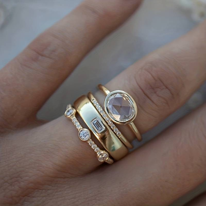 Juego de joyas Lily de Rose & Oliver con anillos vintage dorados y circonitas brillantes.