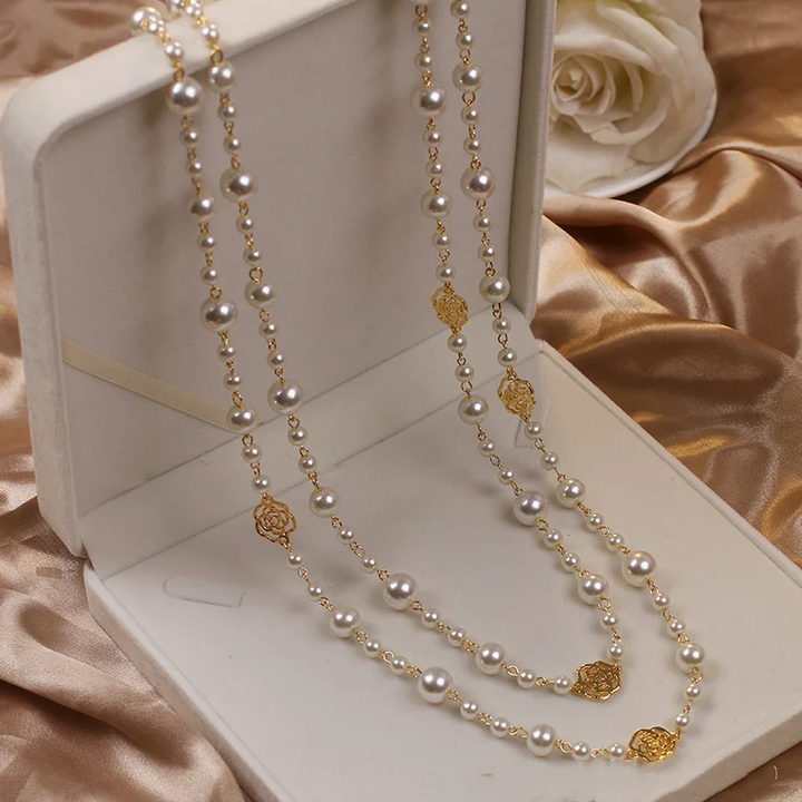Elegante Halskette aus goldenen Perlen von Rose & Oliver, mit raffinierten Details und klassischem Design, auf einem Nahaufnahme-Bild.