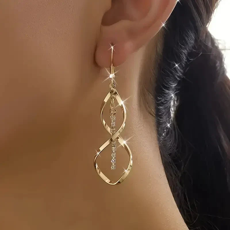 Goldene Spiralohrringe von Sunbeam Rose & Oliver, aus Gold gefertigt, mit eleganten Details und poliertem Finish.