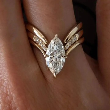 Drop-Crown-Ring goldfarben von Rose & Oliver, mit elegantem Design und hervorgehobenen Details, auf neutralem Hintergrund.
