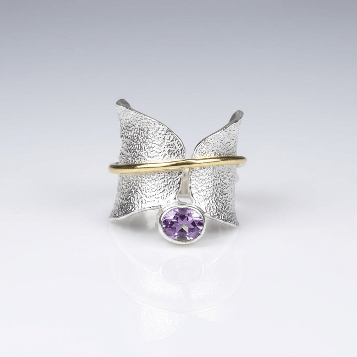 Ring Butterfly Amethyst aus Silber und Gold von Rose & Oliver, mit Schmetterlingsdetail und strahlendem Amethyststein.