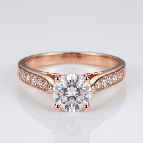Anel redondo clássico de zirconia na cor ouro rosa, da marca Rose & Oliver, exibido de perfil com detalhes brilhantes