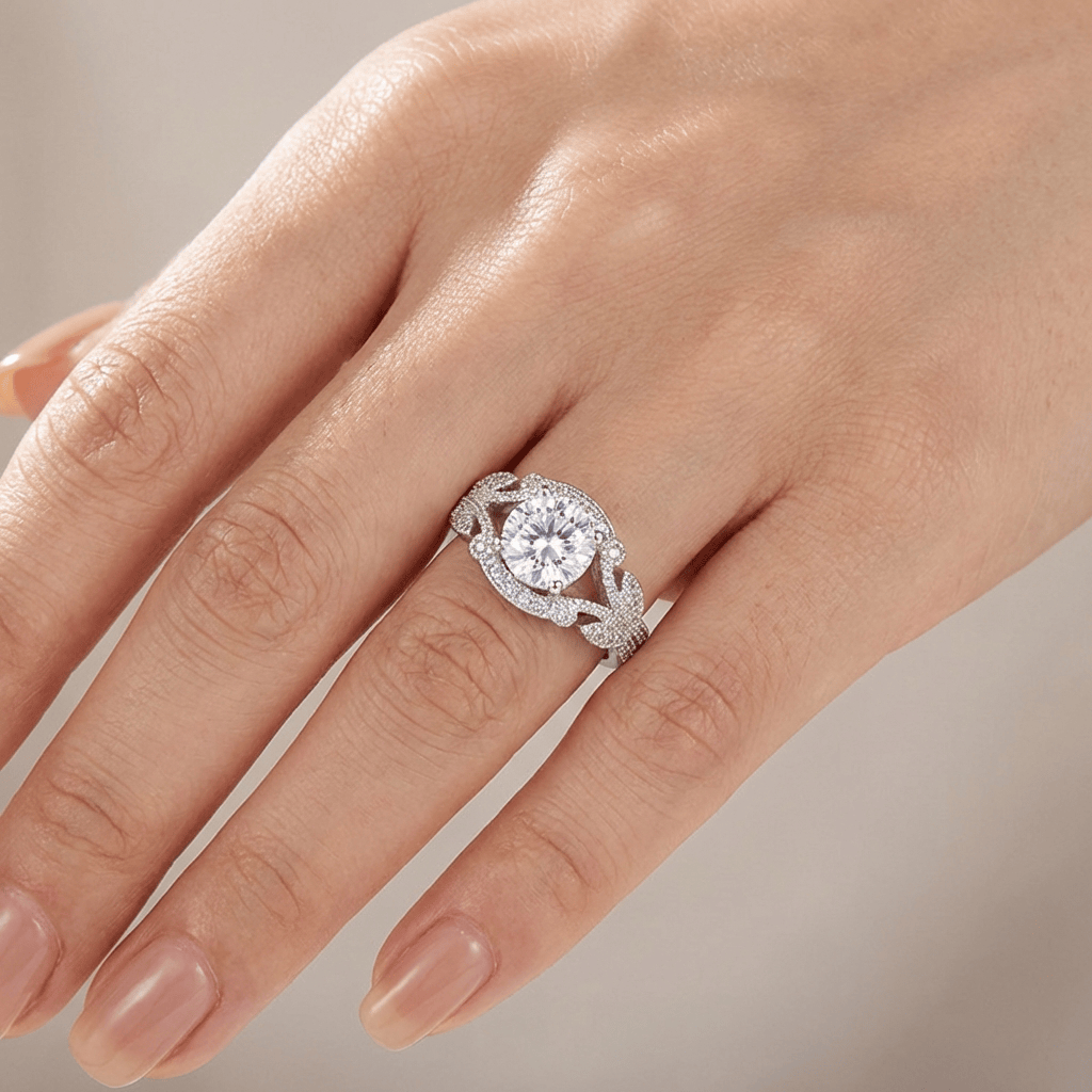 Vintage-Ring aus Silber mit Zirkonia und geflochtenem Finish, Modell der Marke Rose & Oliver, Details sichtbar im Bild